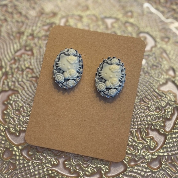 Kitty Cameo Stud Earrings, Black and White, Anime Cosplay Fan - Picture 5 of 6